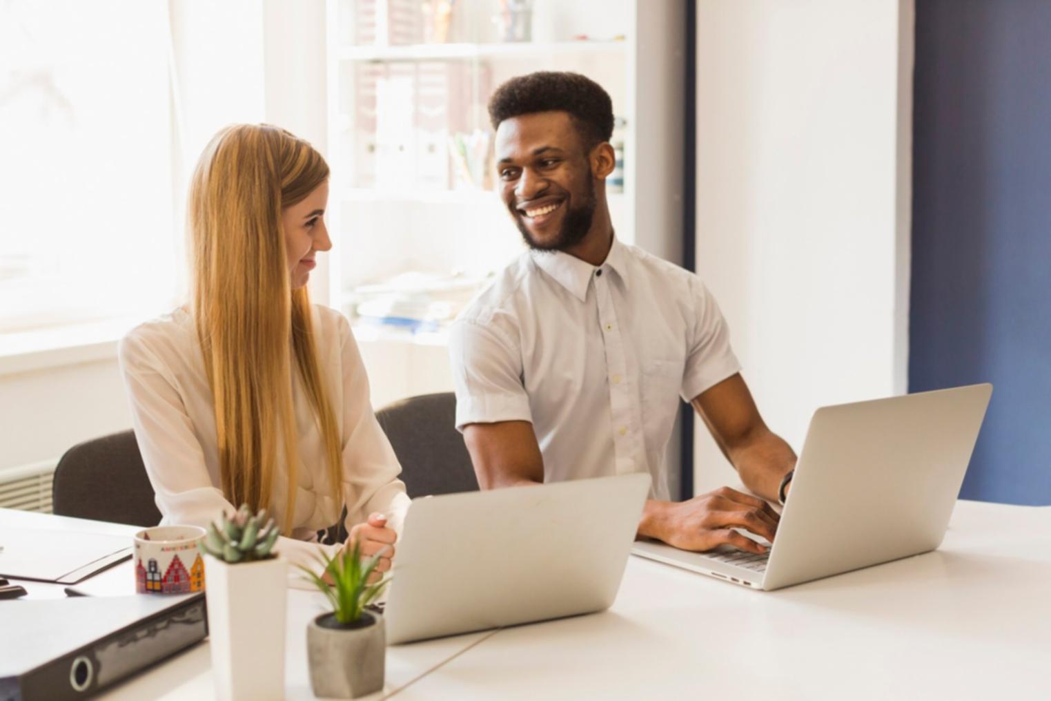 Espacio creativo de aprendizaje con estudiantes desarrollando proyectos innovadores
